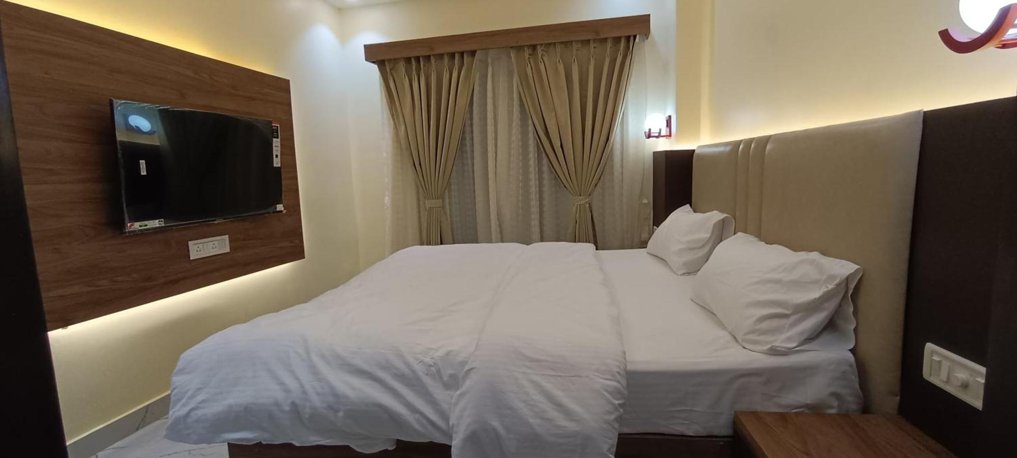 The Banaras Hotel Varanasi Exterior photo